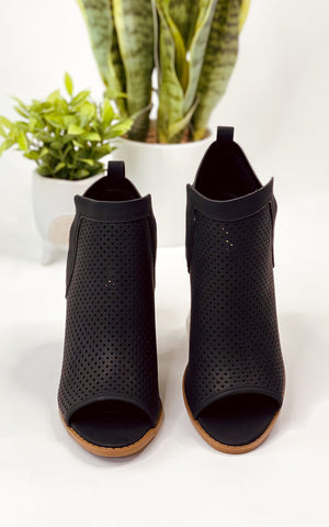 Qupid Georgia Booties in Black