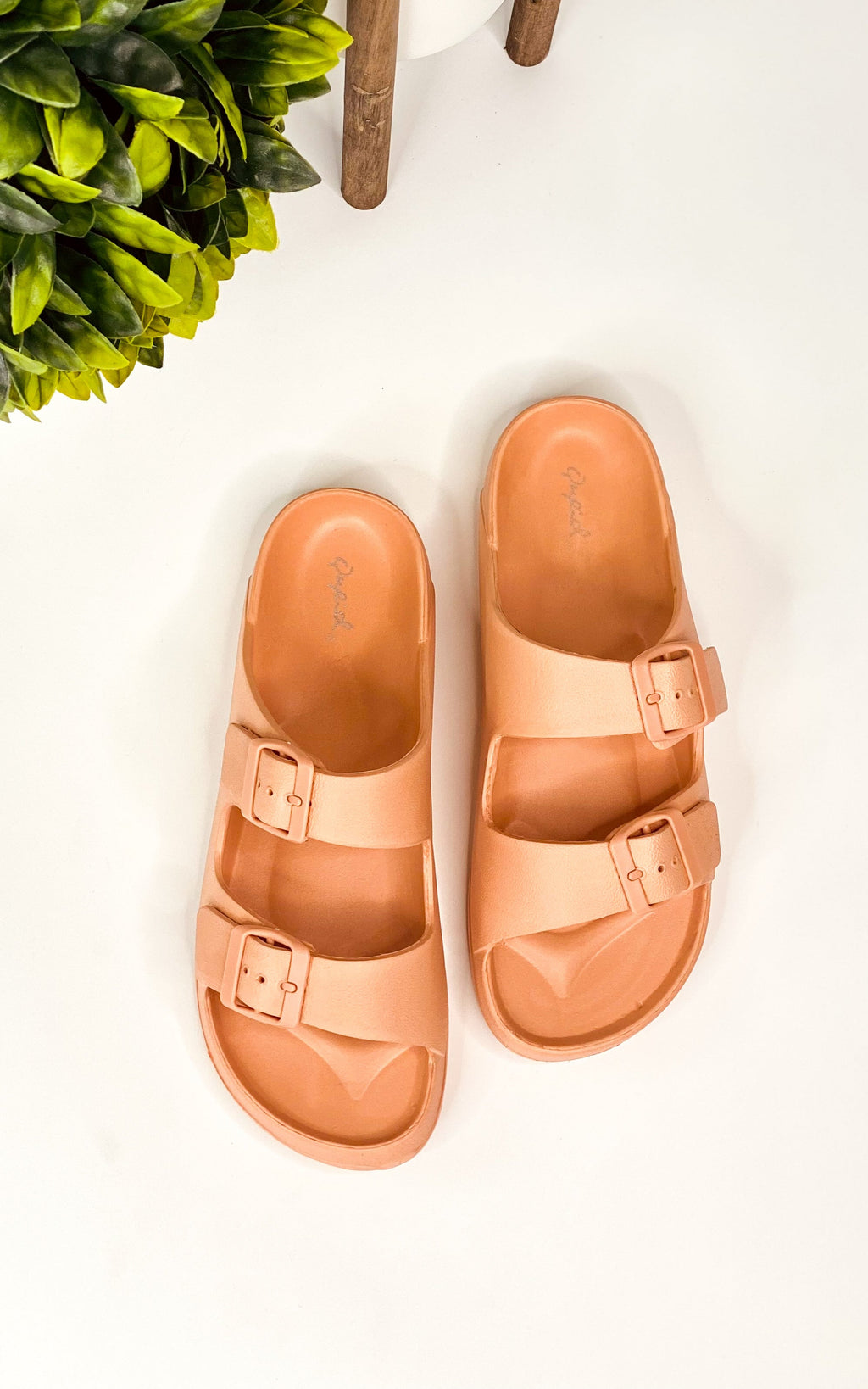 Qupid Lennie Slides in Coral