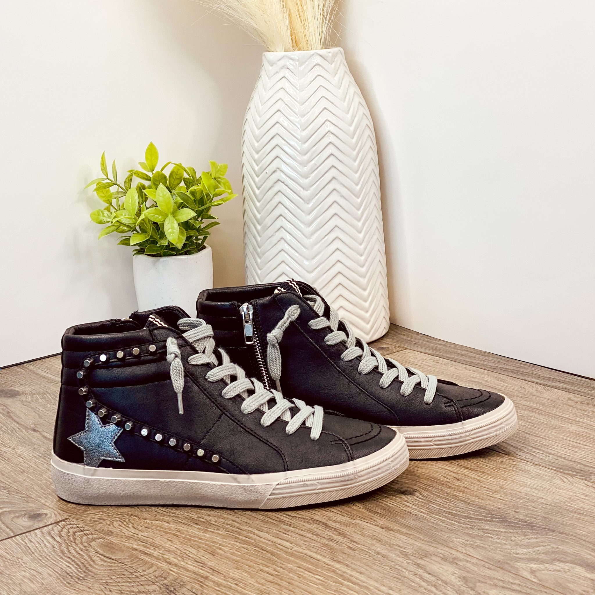 Shu Shop Riri Sneaker in Black