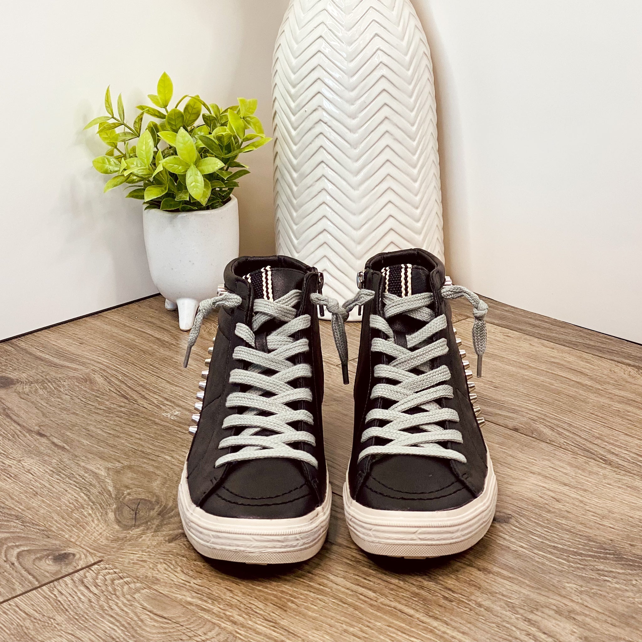 Shu Shop Riri Sneaker in Black